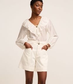 Bermuda em Sarja com Cinto e Recorte Diferenciado