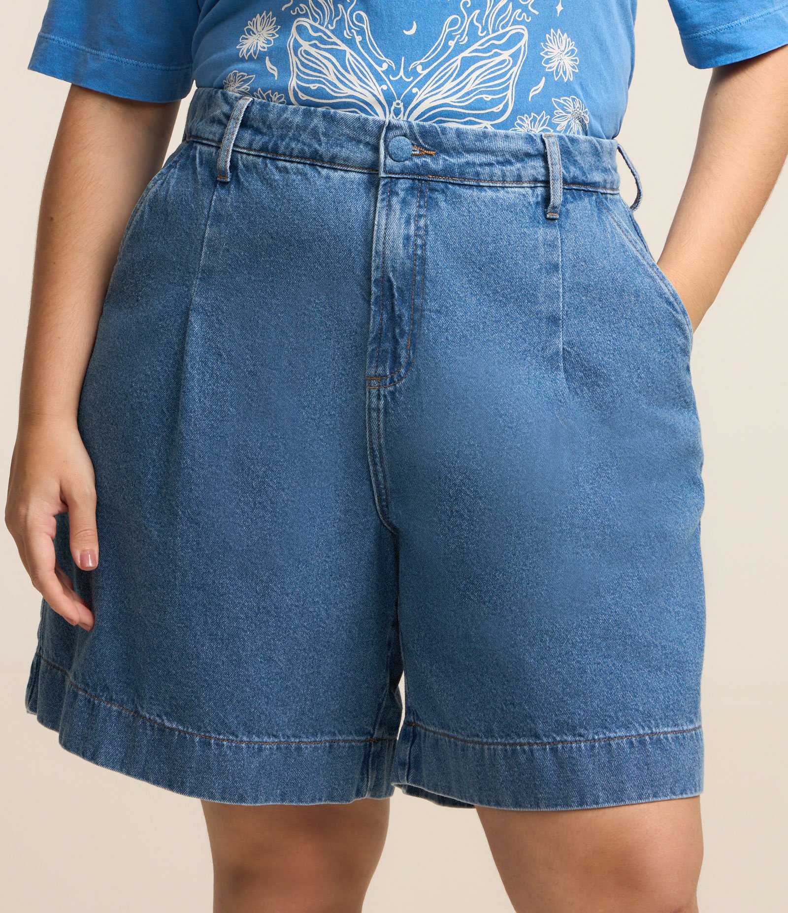 Bermuda em Jeans com Barra Larga e Prega Curve & Plus Size Azul 2