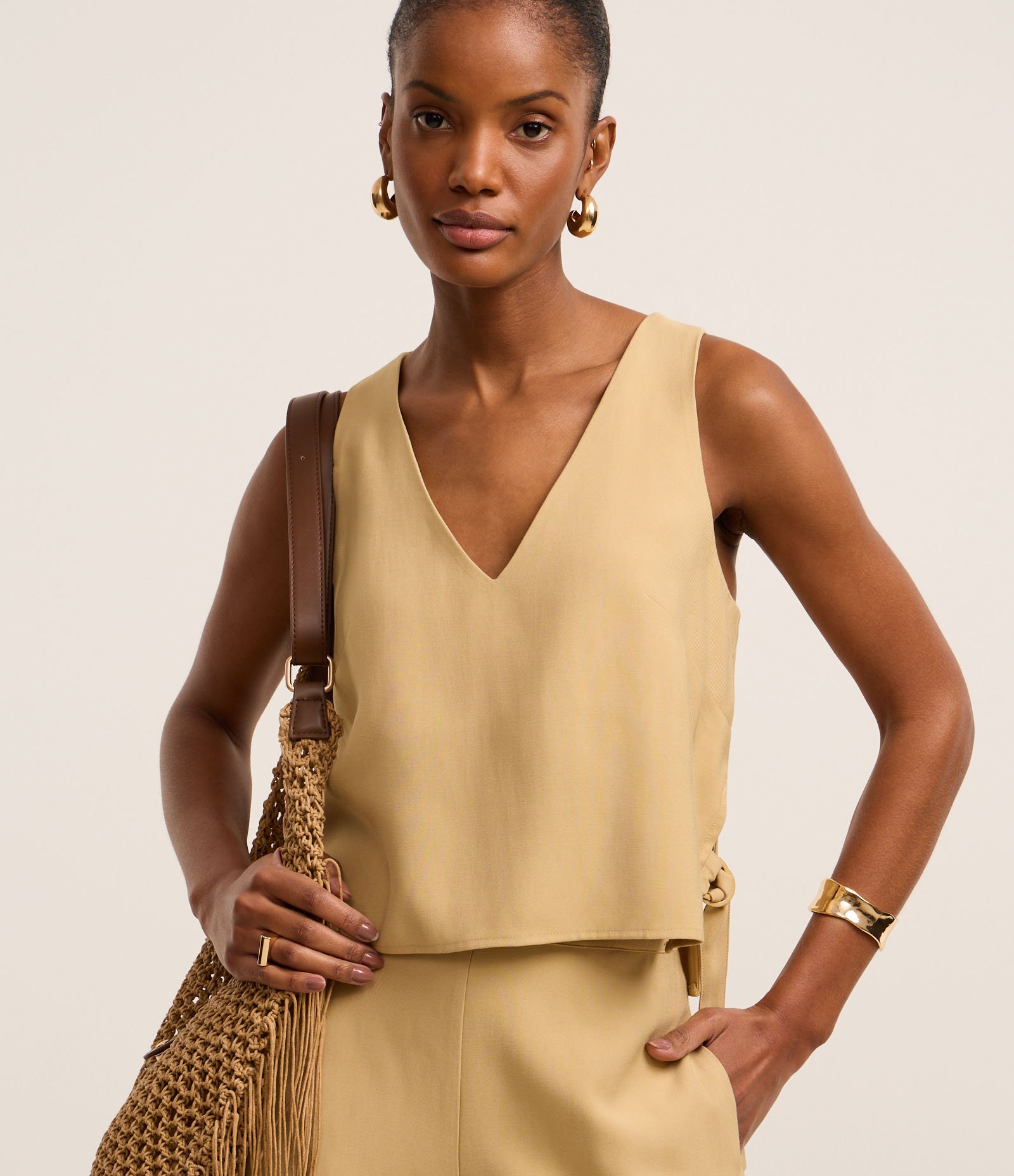 Blusa em Viscose com Alça Larga e Detalhe de Fivela na Lateral Bege 1