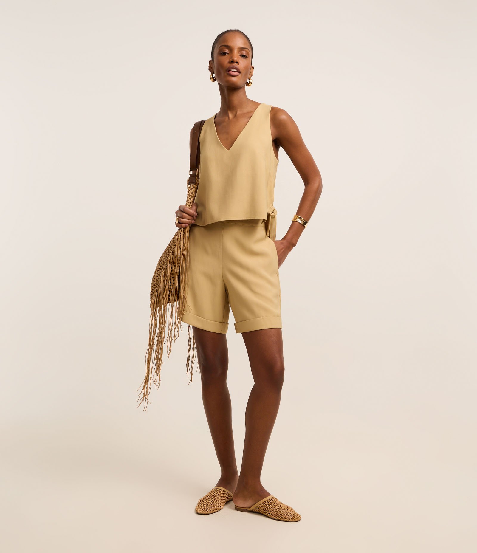 Blusa em Viscose com Alça Larga e Detalhe de Fivela na Lateral Bege 2