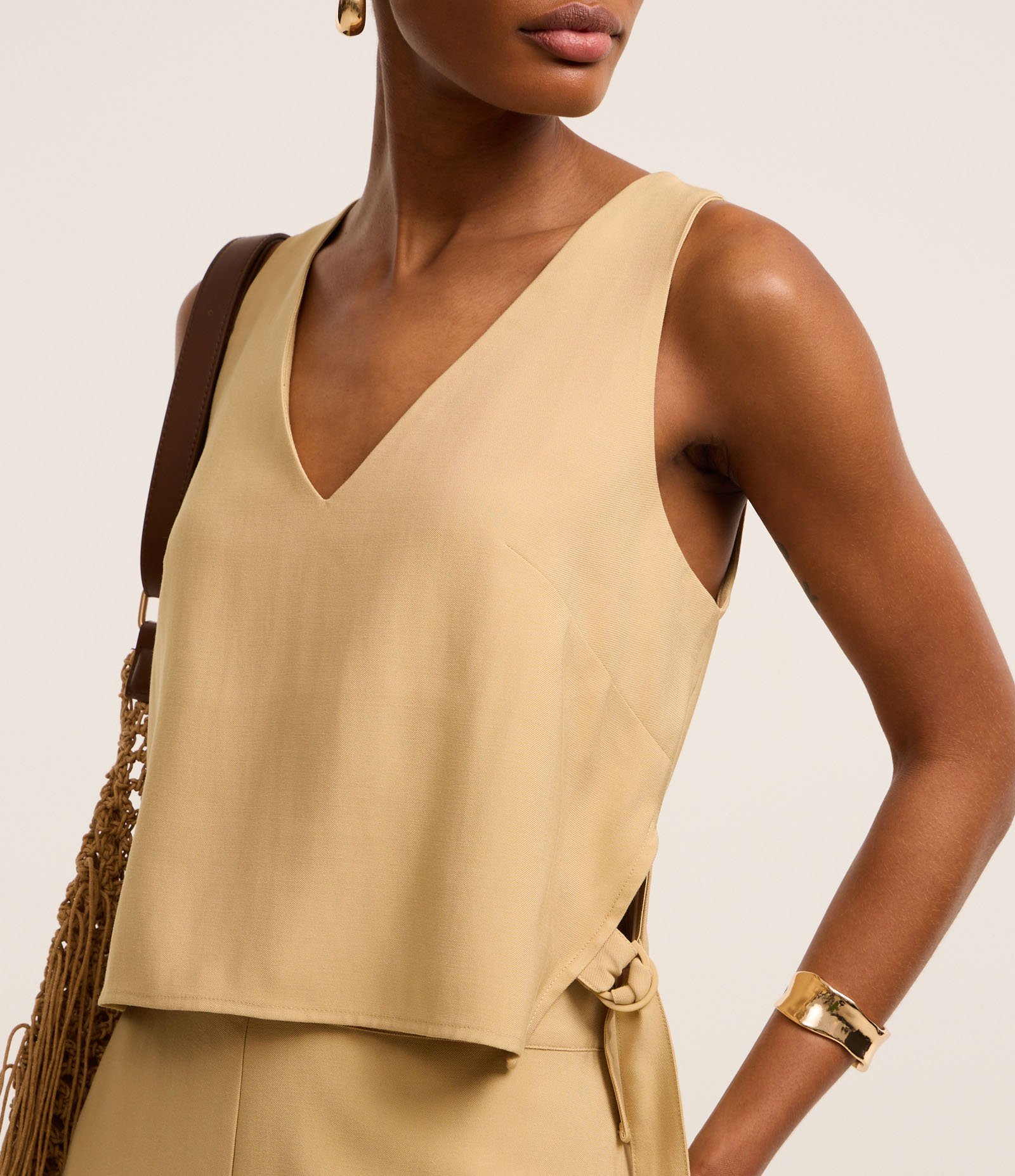 Blusa em Viscose com Alça Larga e Detalhe de Fivela na Lateral Bege 4