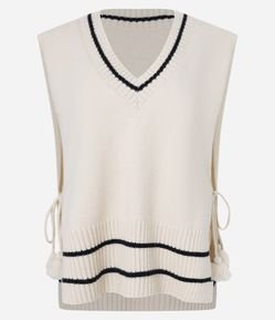 Poncho em Tricô com Amarração Lateral e Detalhes Contrastantes