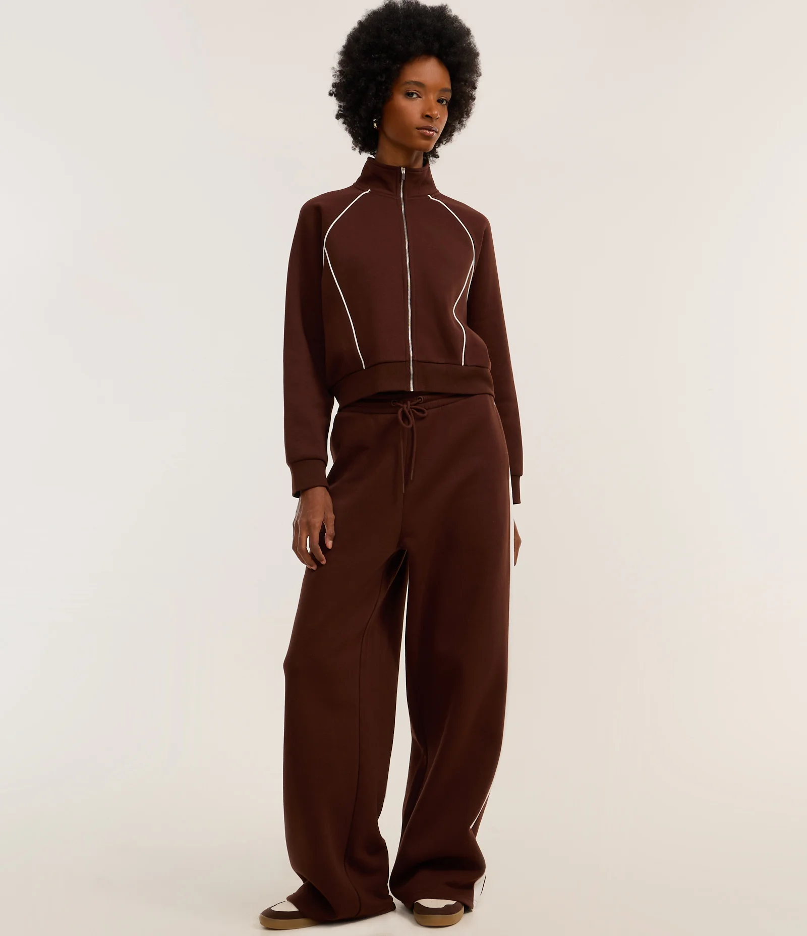 Casaco Moletom com Gola Alta e Detalhe Contrastante Marrom 2