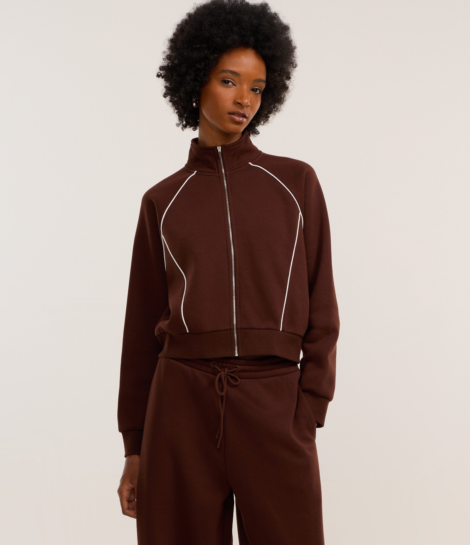 Casaco Moletom com Gola Alta e Detalhe Contrastante Marrom 3