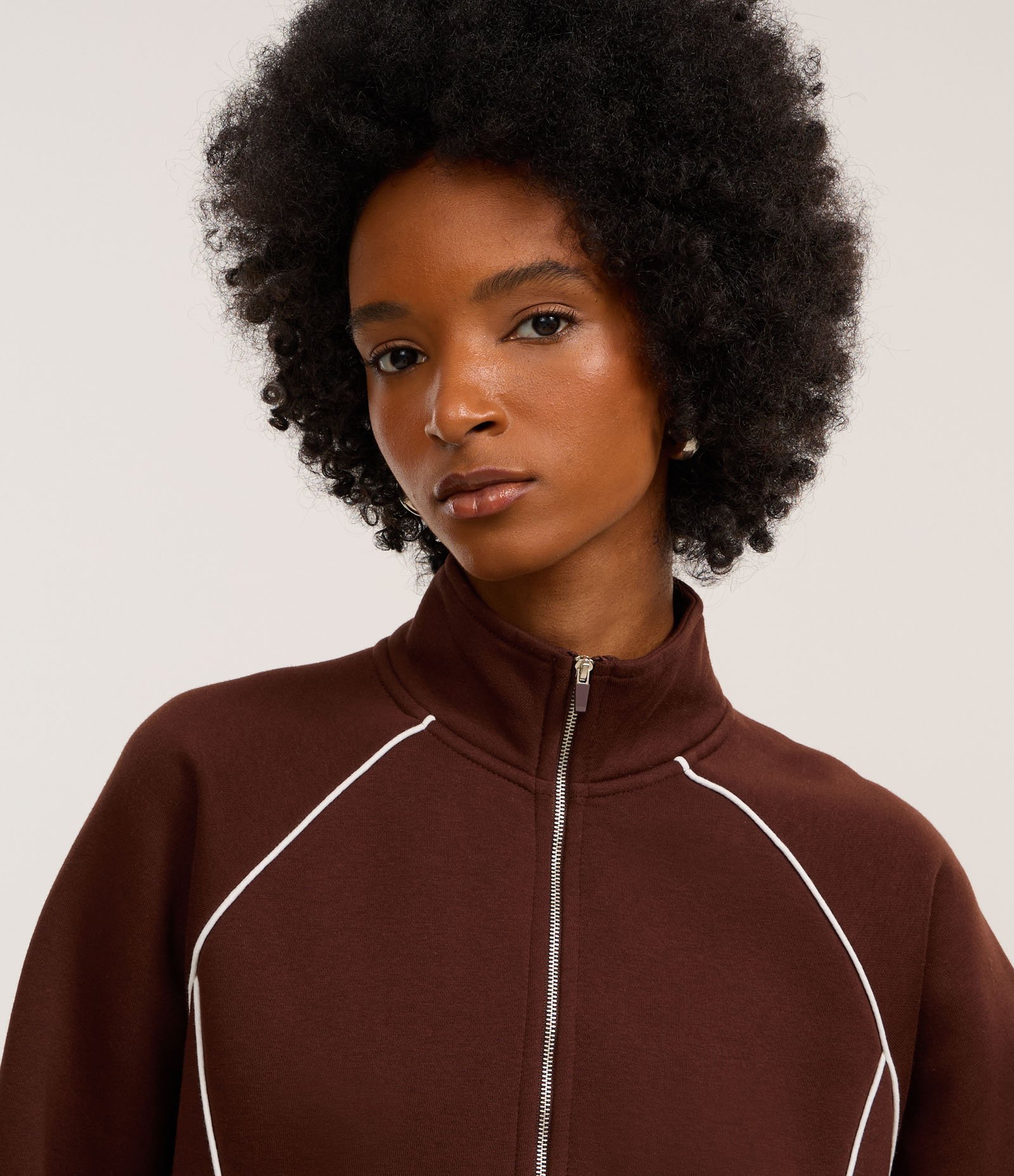 Casaco Moletom com Gola Alta e Detalhe Contrastante Marrom 4