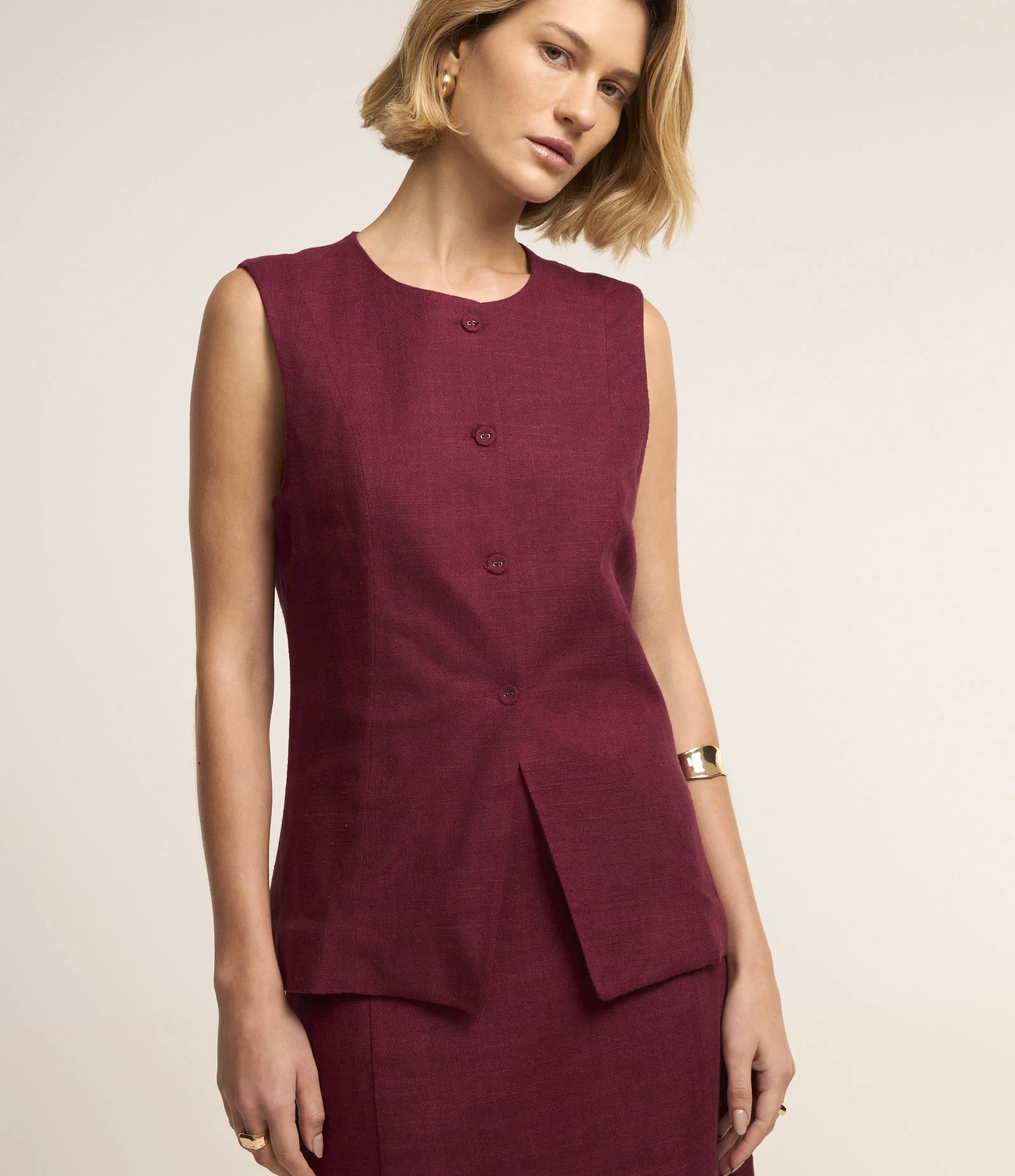 Colete com Botões Forrados e Detalhe em V na Barra 1