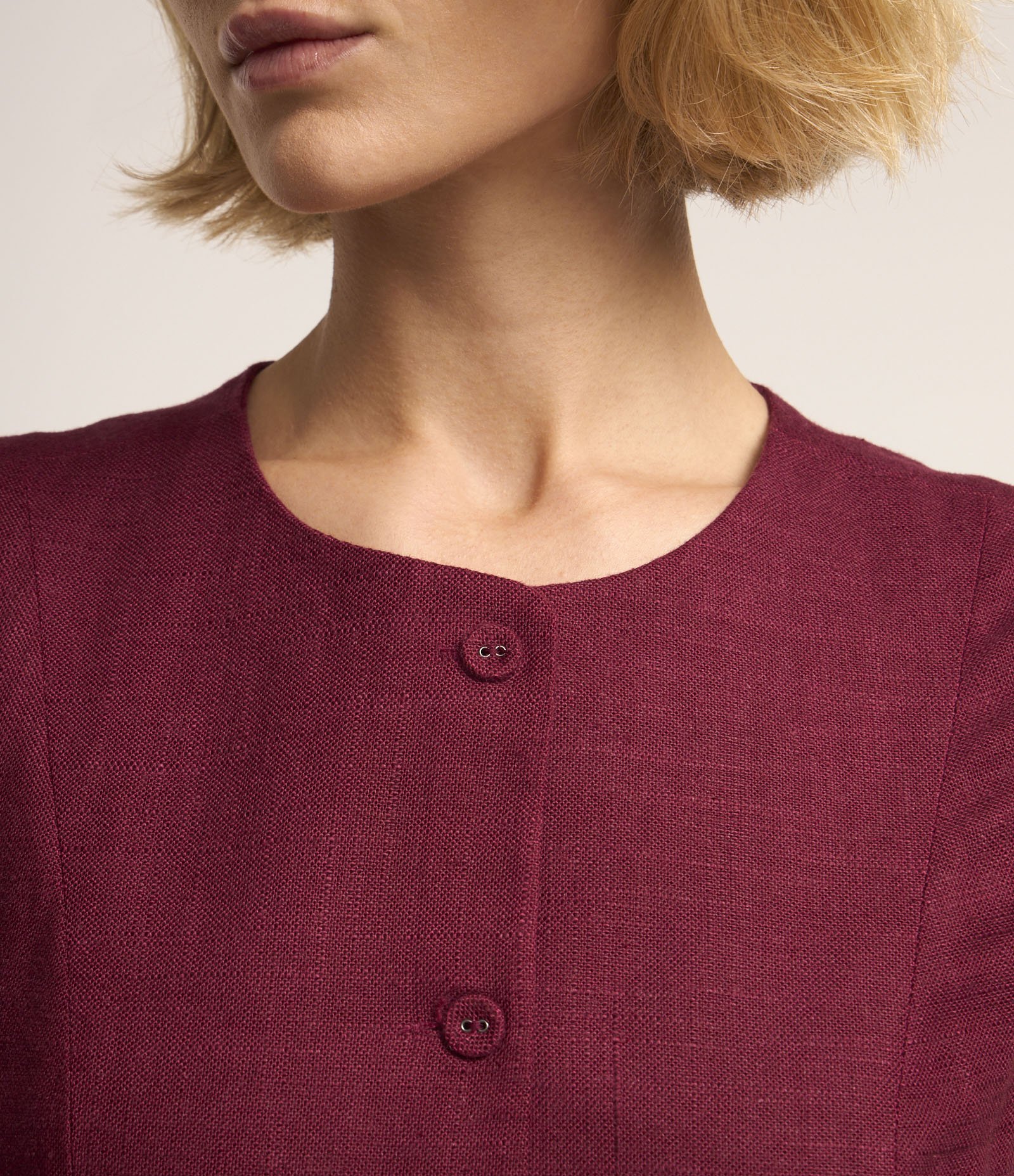 Colete com Botões Forrados e Detalhe em V na Barra 3