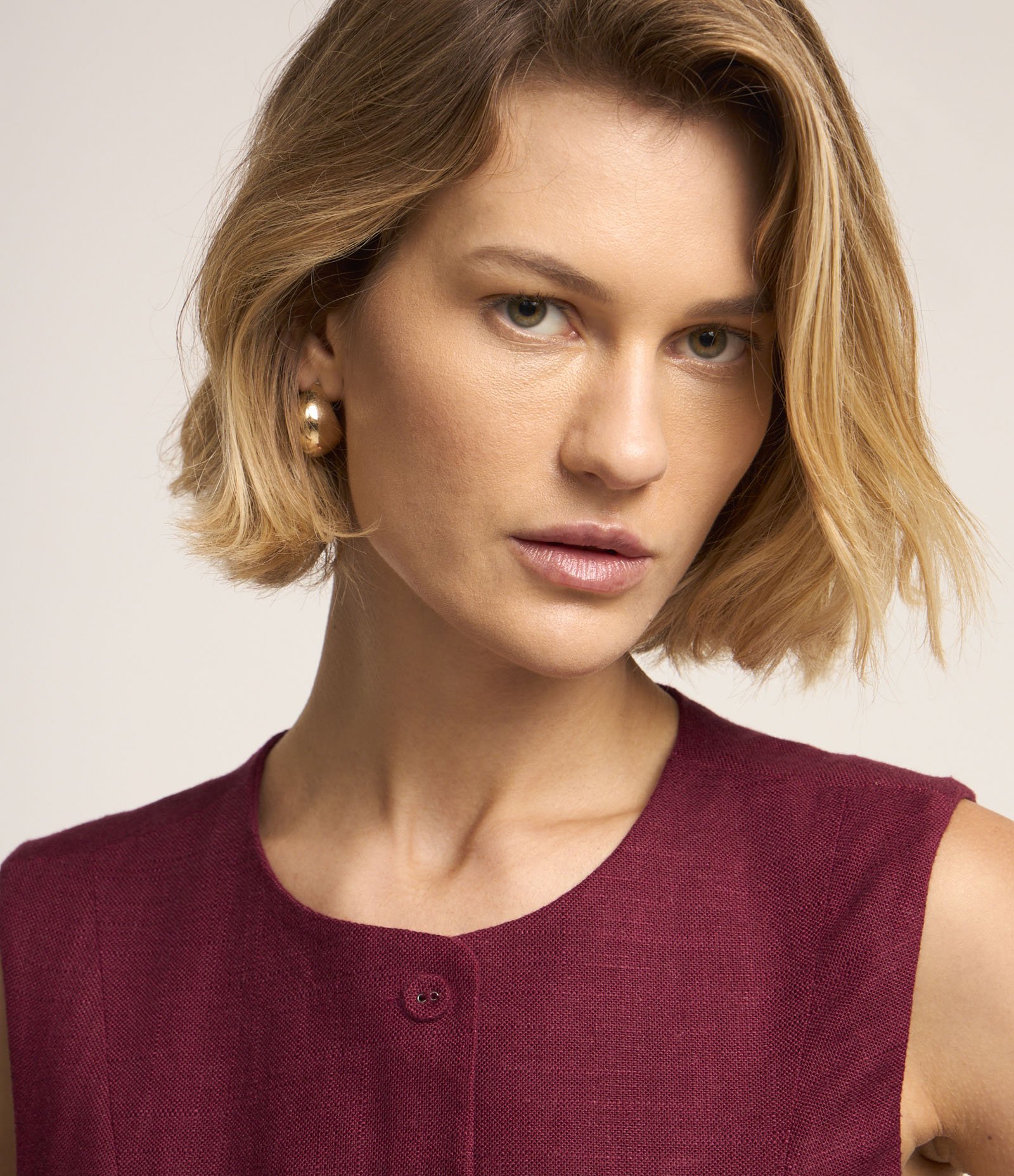 Colete com Botões Forrados e Detalhe em V na Barra 4