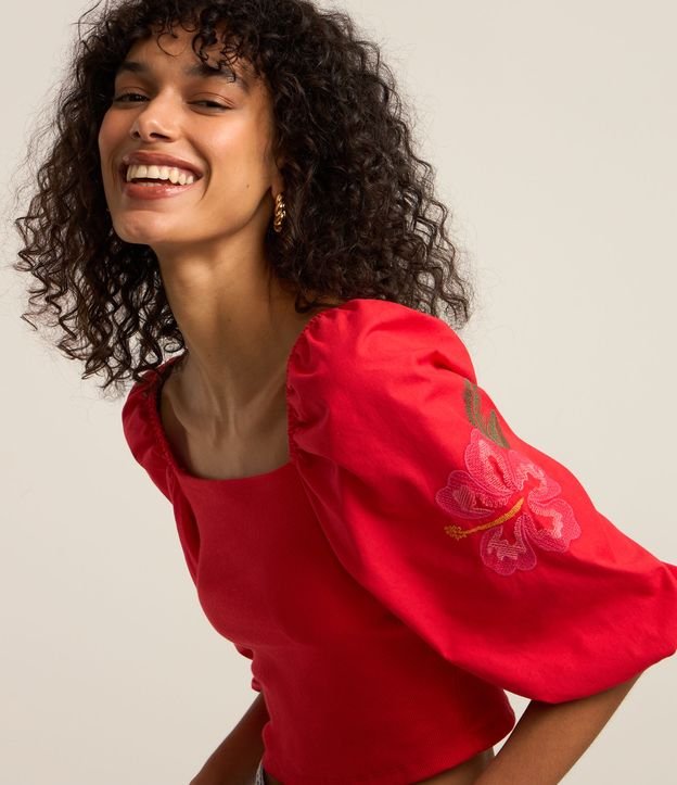 Blusa Cropped em Ribana com Flor Bordada na Manga Bufante