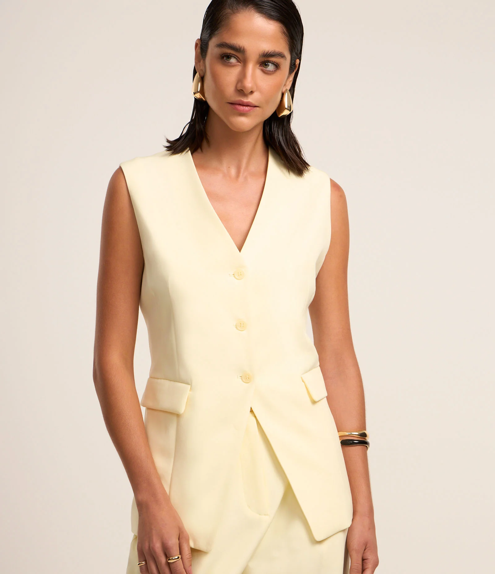 Colete Alfaiataria Alongado com Bolsos Frontais e Detalhe em V na Barra Bege 1