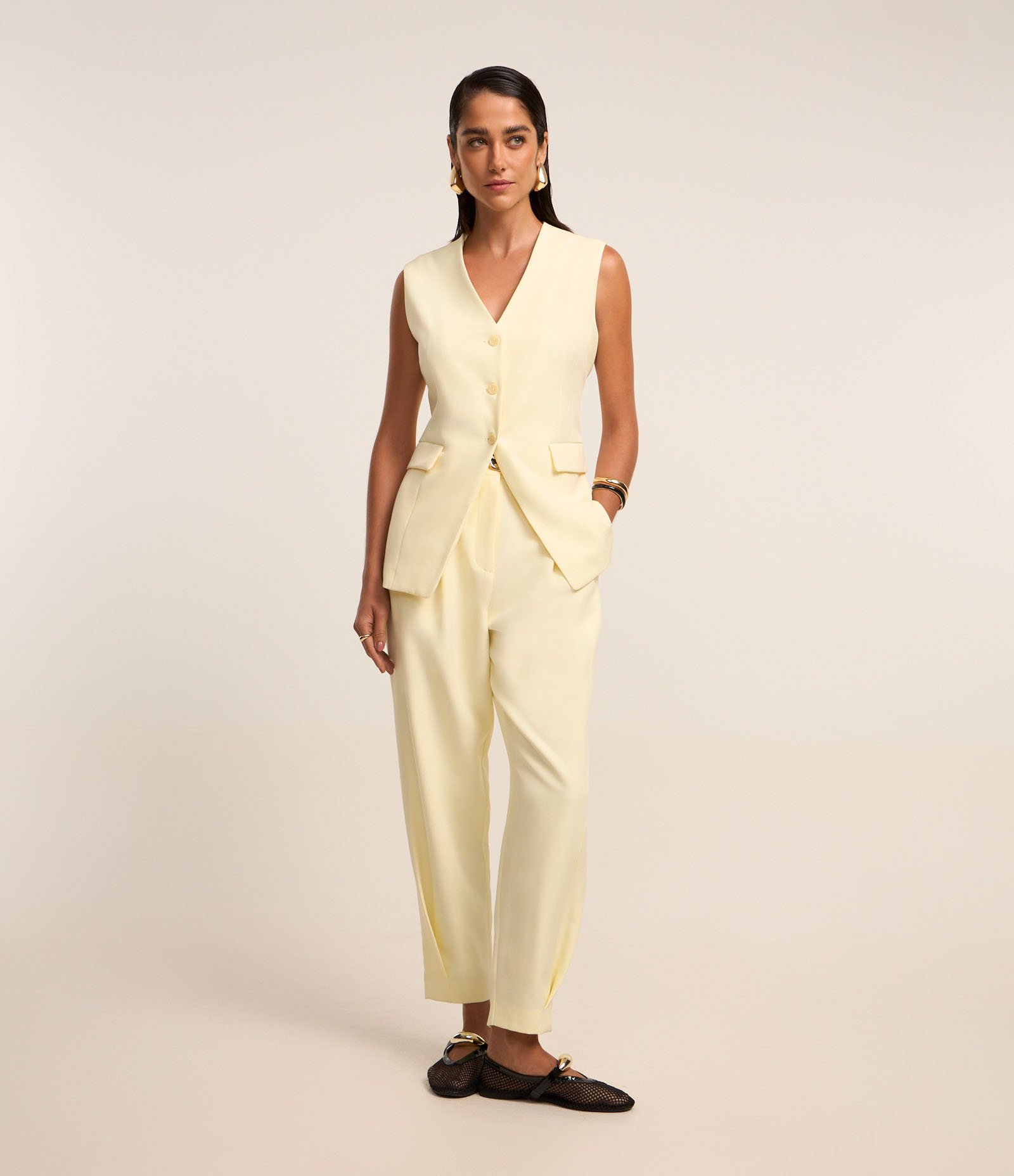 Colete Alfaiataria Alongado com Bolsos Frontais e Detalhe em V na Barra Bege 2