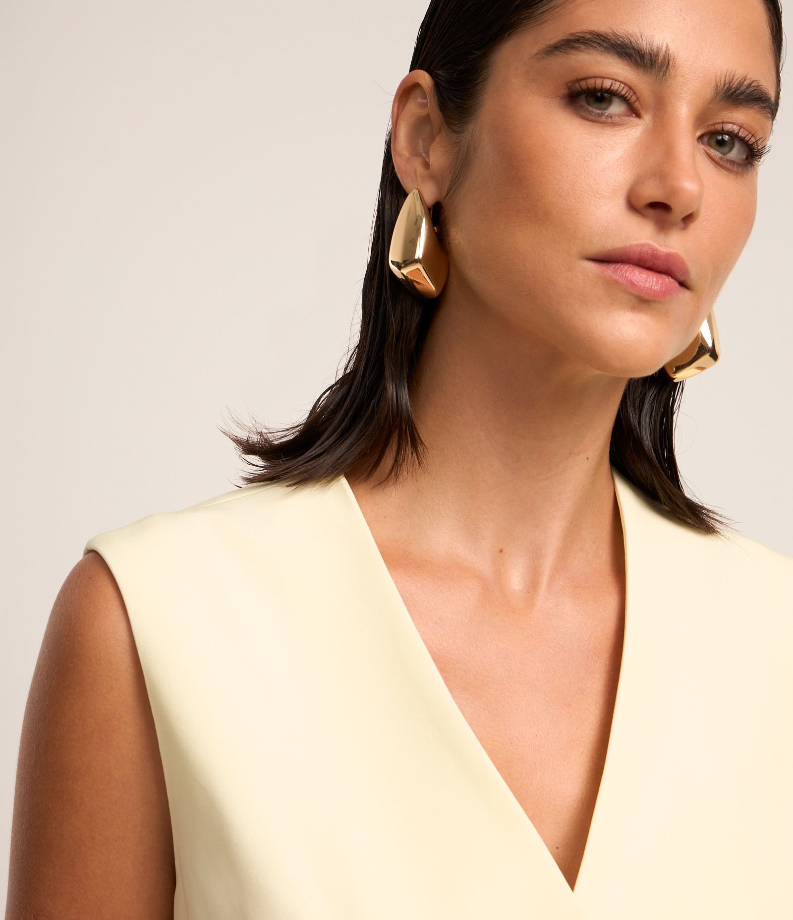 Colete Alfaiataria Alongado com Bolsos Frontais e Detalhe em V na Barra Bege 3