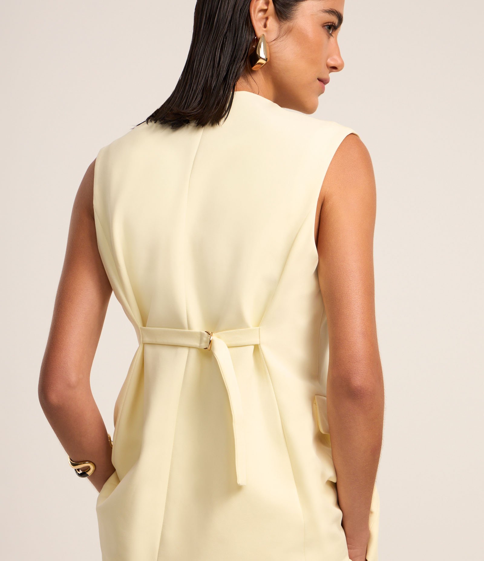 Colete Alfaiataria Alongado com Bolsos Frontais e Detalhe em V na Barra Bege 4