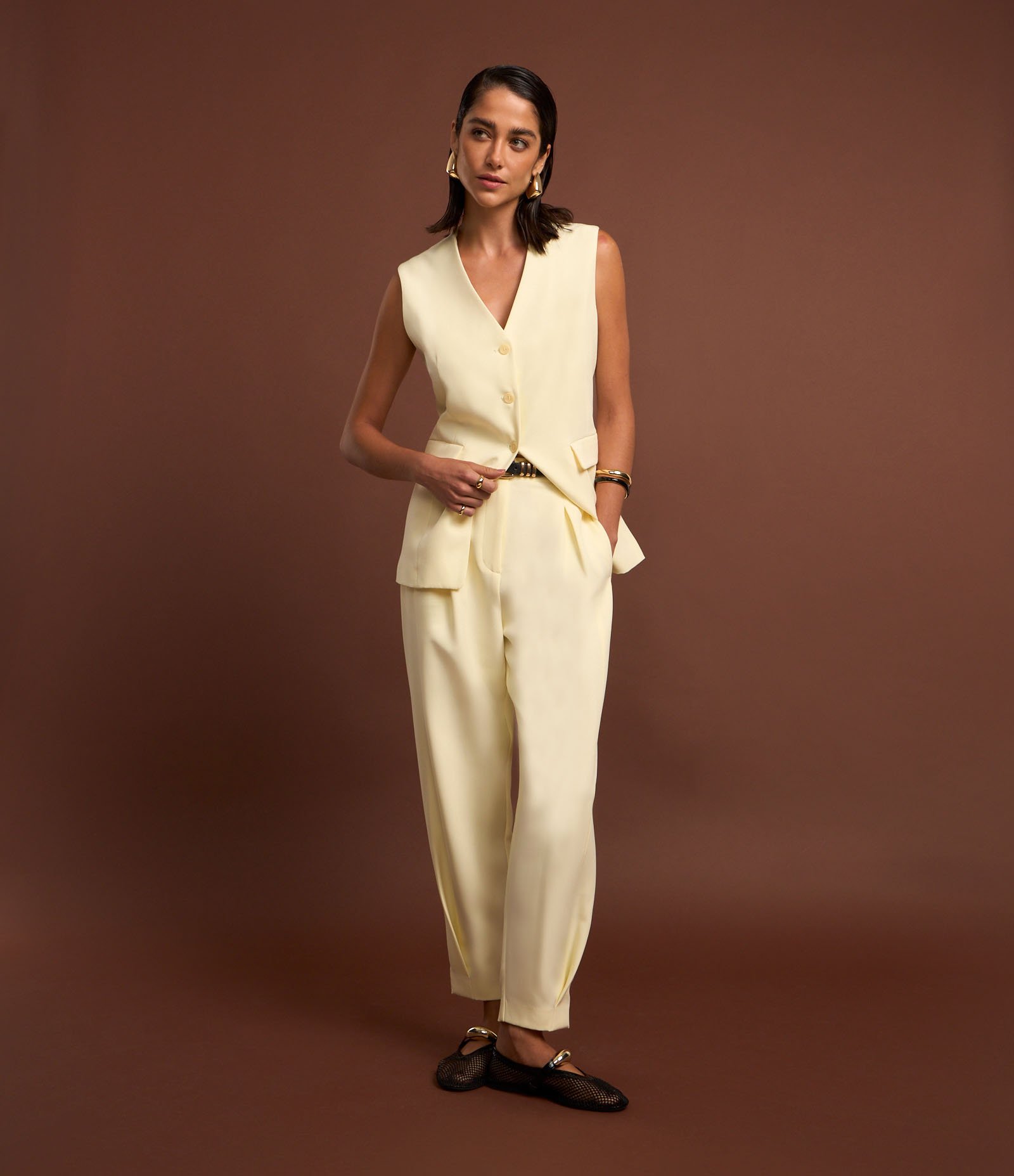 Colete Alfaiataria Alongado com Bolsos Frontais e Detalhe em V na Barra Bege 7