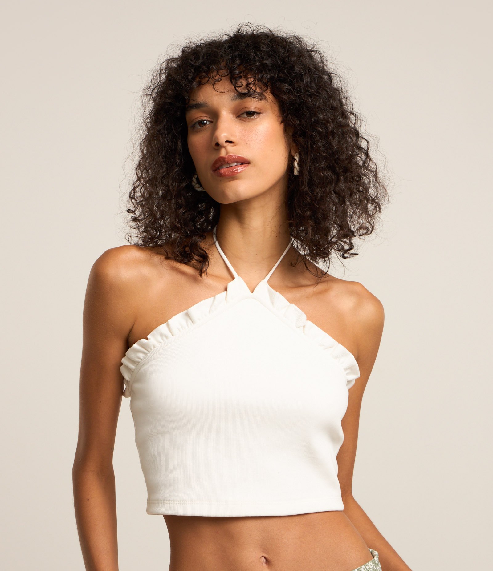 Blusa Cropped em Ribana Frente Única com Frufru Branco 1