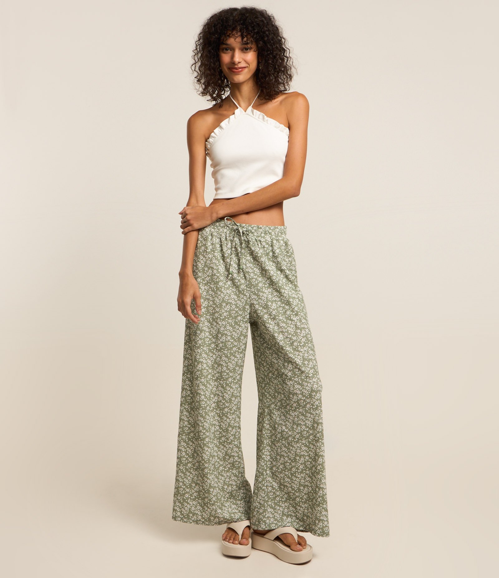 Blusa Cropped em Ribana Frente Única com Frufru Branco 2