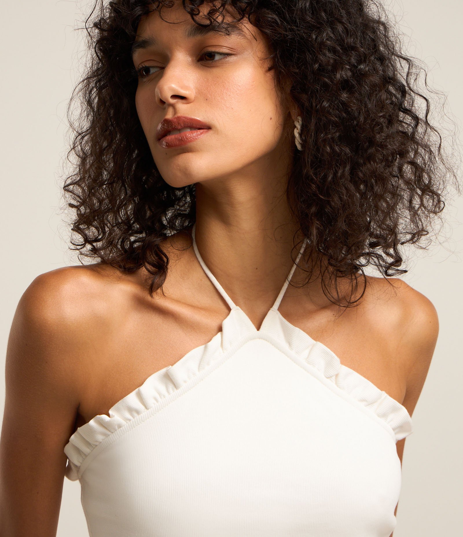 Blusa Cropped em Ribana Frente Única com Frufru Branco 3