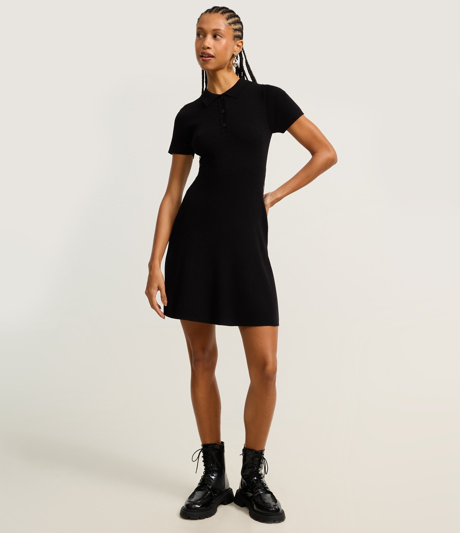 Vestido Evasê em Tricô com Gola Polo Preto 2