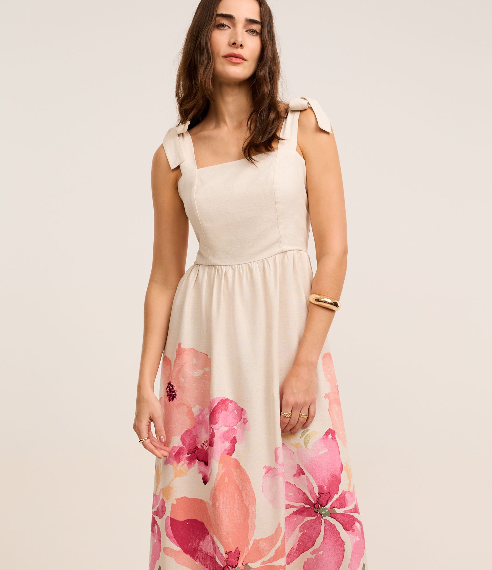 Vestido Evasê Midi Comfy em Viscolinho com Laços nos Ombros Off White/Rosa 1