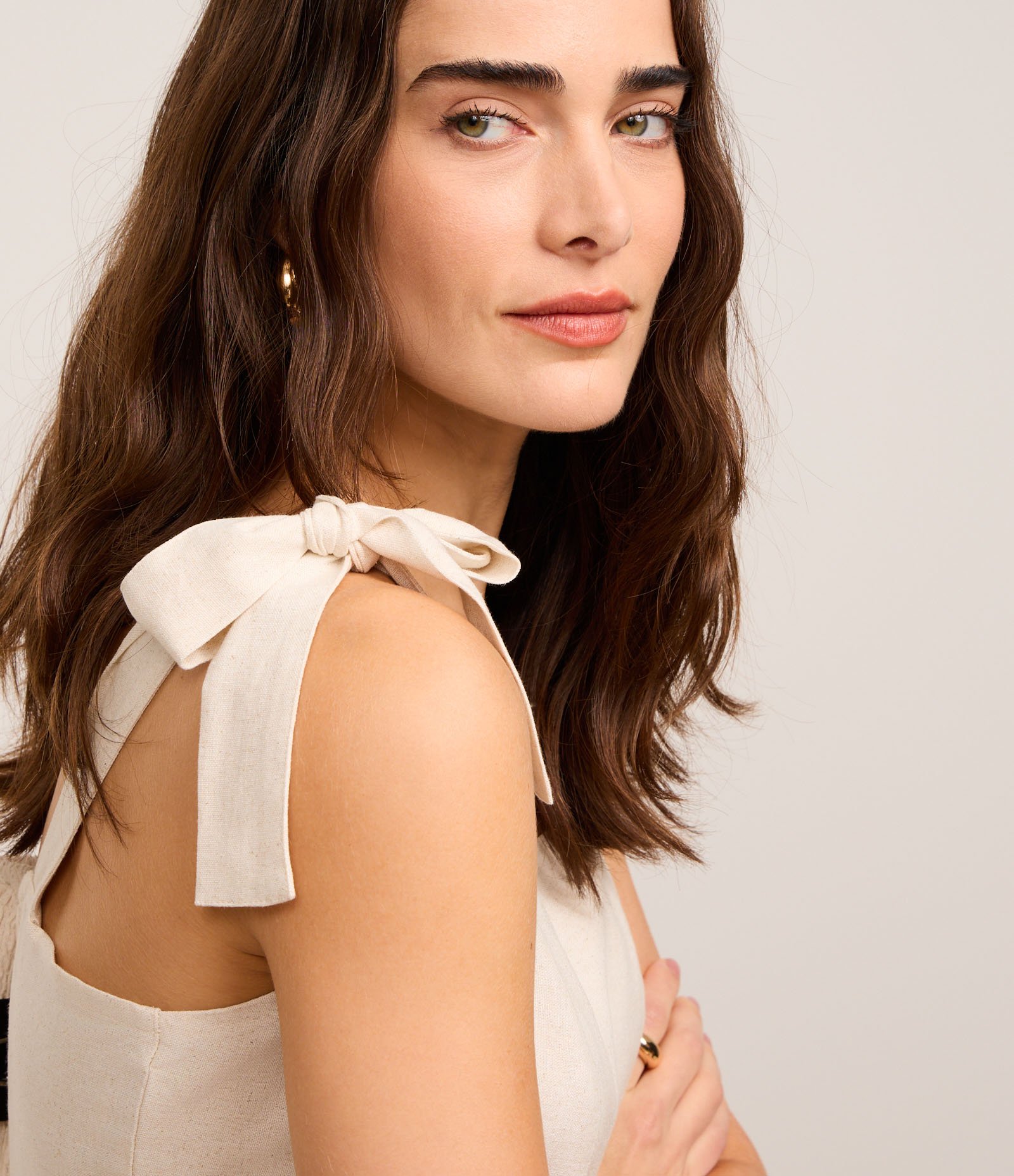 Vestido Evasê Midi Comfy em Viscolinho com Laços nos Ombros Off White/Rosa 3