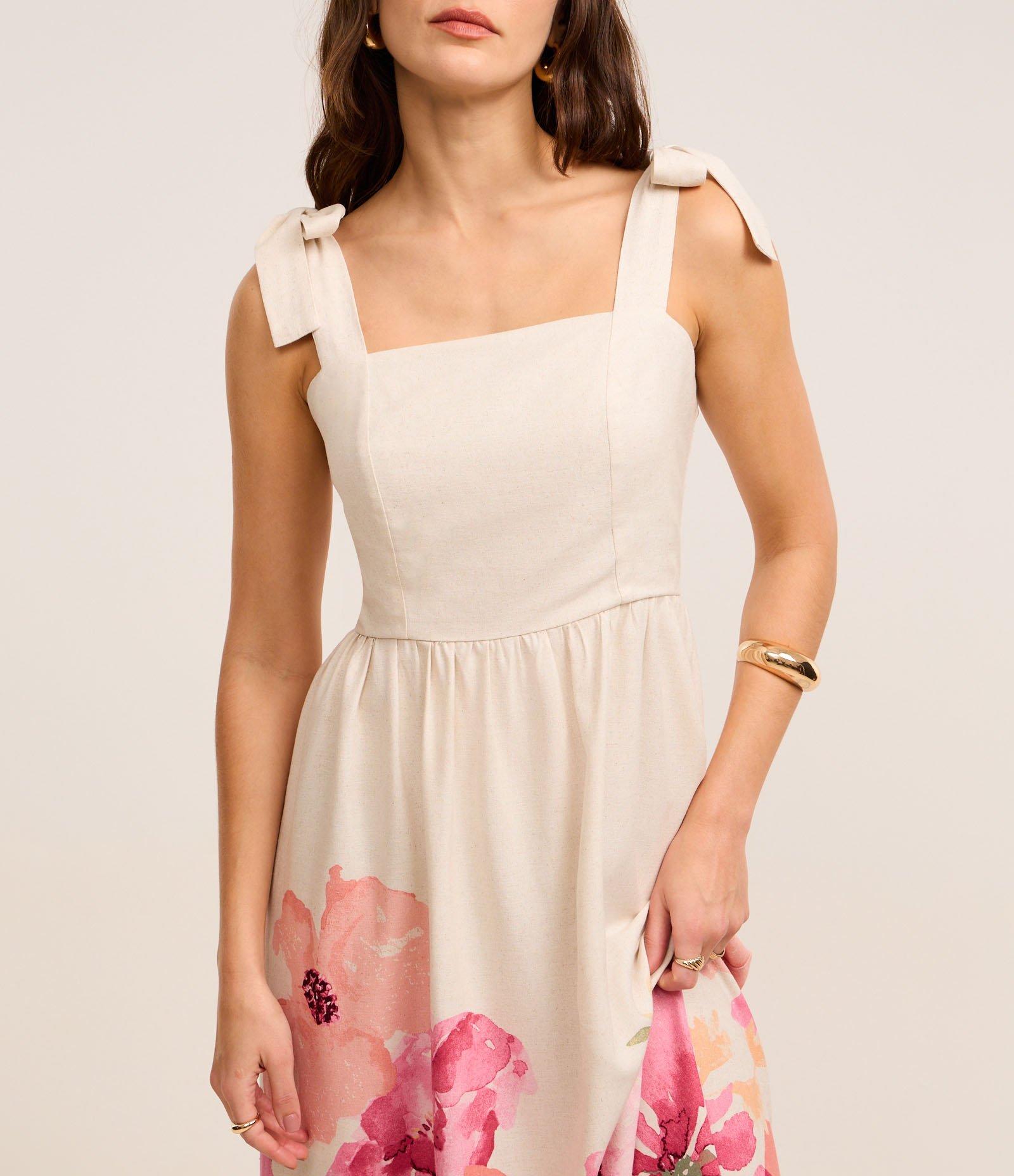 Vestido Evasê Midi Comfy em Viscolinho com Laços nos Ombros Off White/Rosa 4