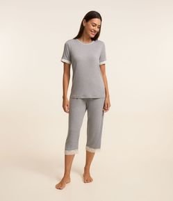 Pijama Capri em Viscose com Detalhes em Renda