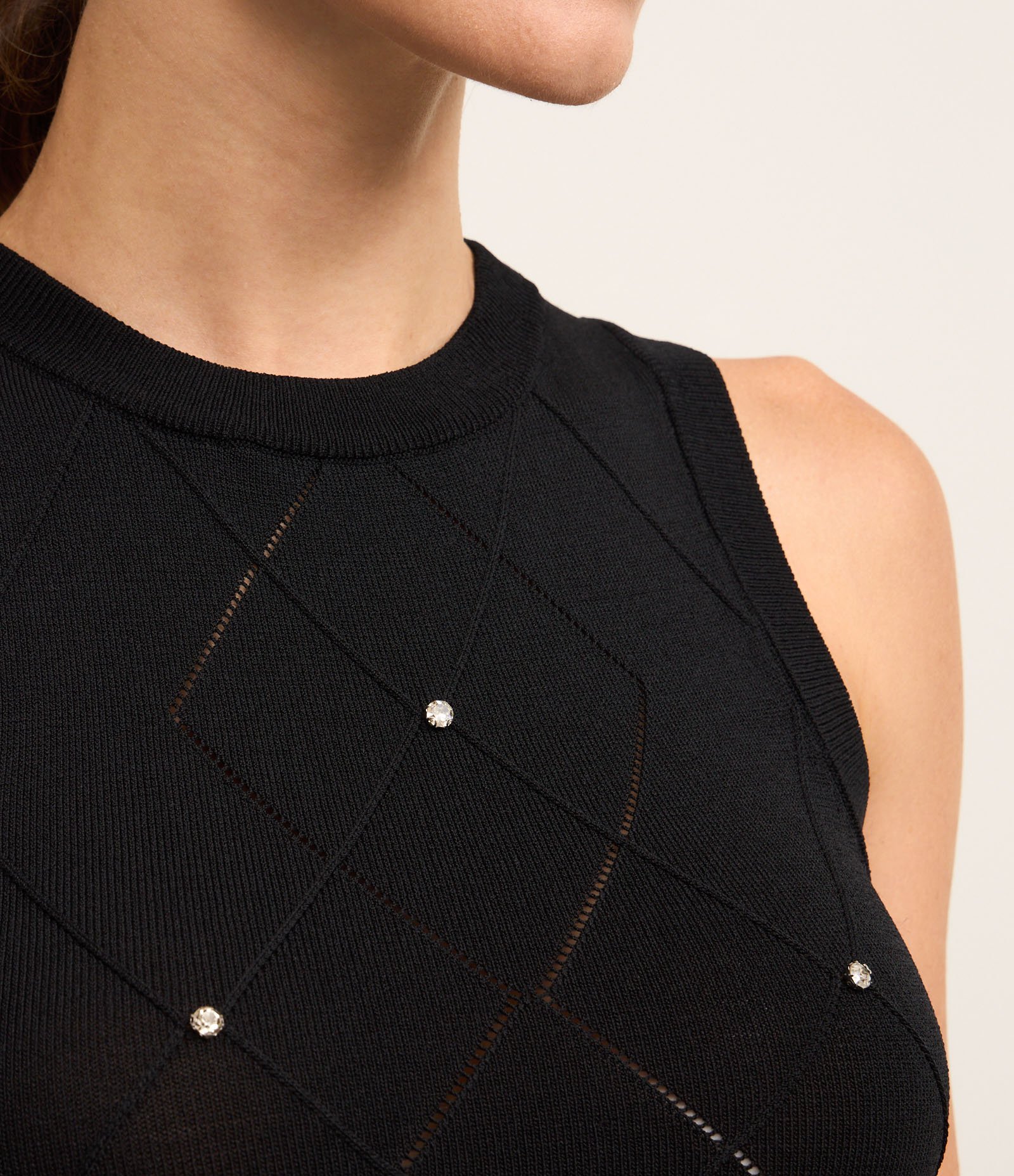 Blusa em Viscose com Texturas e Aplicação de Strass Preto 3