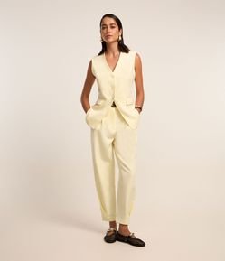 Calça Cenoura de Alfaiataria com Pregas na Barra