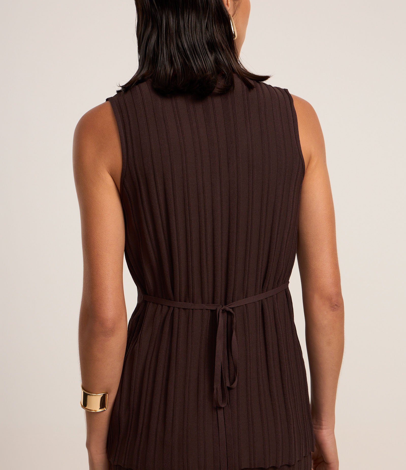 Colete em Tricot Alongado com Abotoamento Frontal Marrom 4