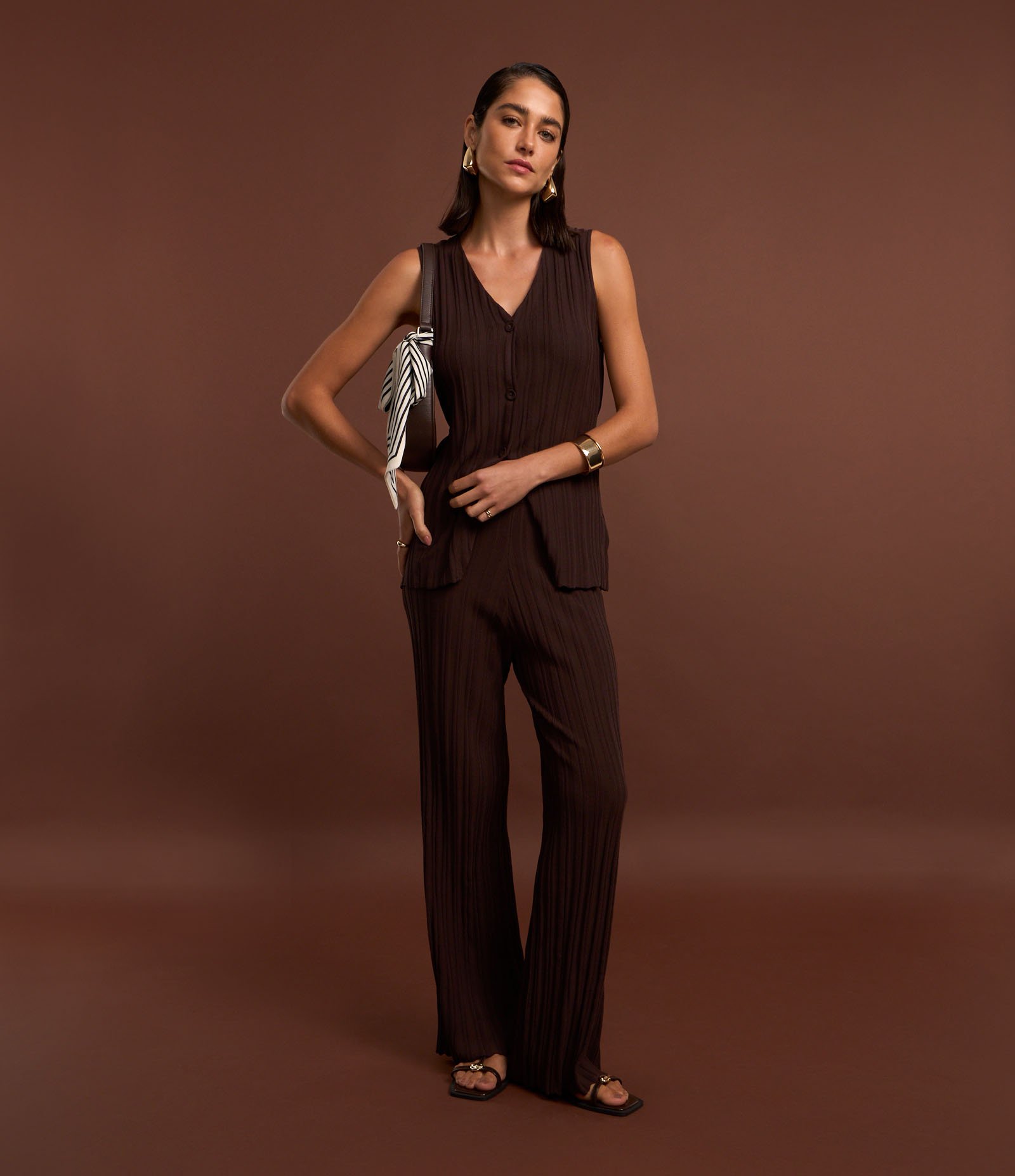 Colete em Tricot Alongado com Abotoamento Frontal Marrom 7