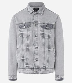 Jaqueta Regular em Jeans Estonada com Botões e Bolsos no Peito