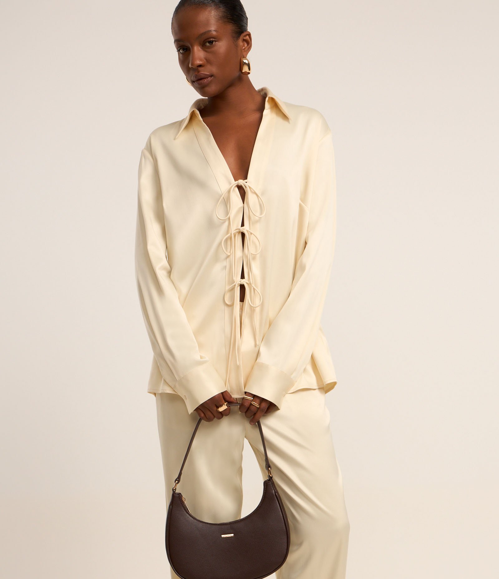 Calça Wide Leg Acetinada com Cós de Elástico Bege Creme 3