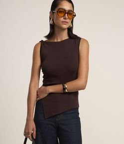 Blusa Sem Manga em Tricô com Drapeado Lateral e Barra Assimétrica