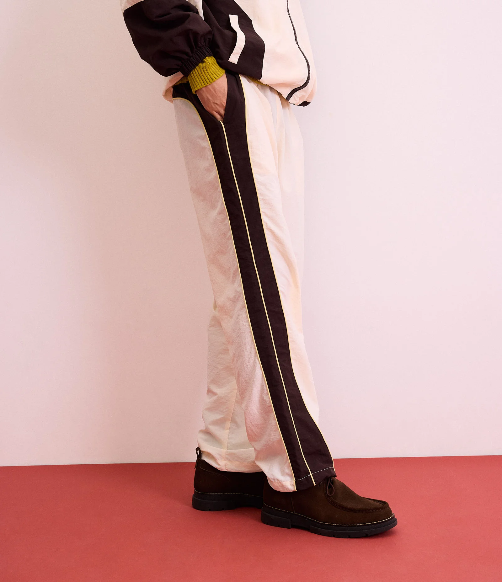 Calça Esportiva em Poliamida com Cós Elástico e Detalhes Contrastantes Bege 2