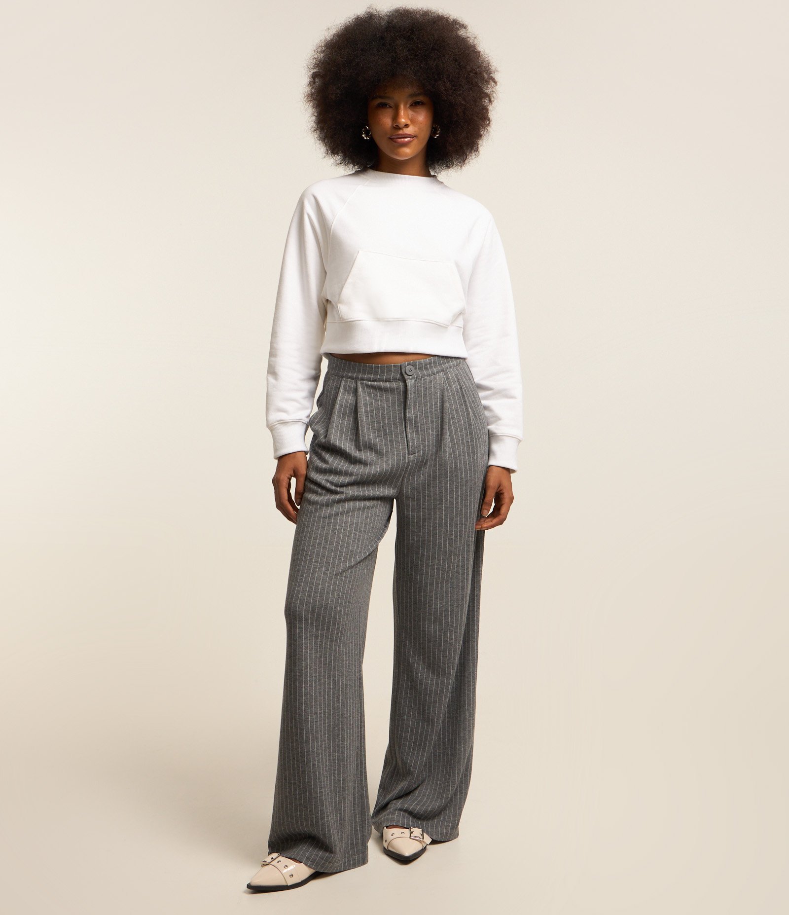 Blusão Cropped em Moletom com Bolsos Branco 2