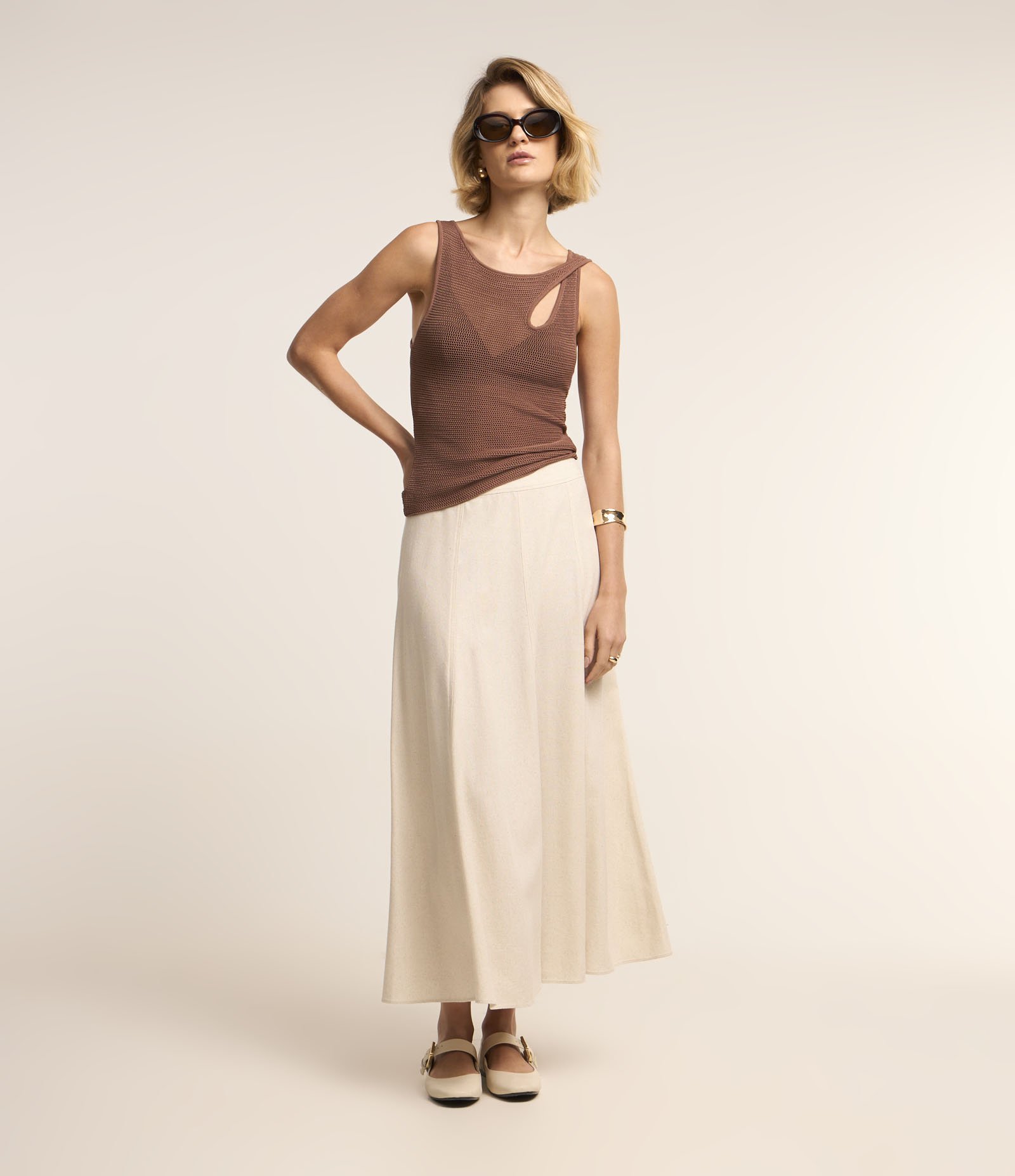 Blusa em Tricô com Vazado e Detalhe na Alça Marrom 2