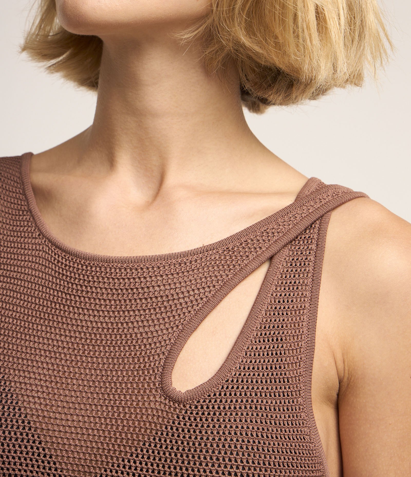 Blusa em Tricô com Vazado e Detalhe na Alça Marrom 3