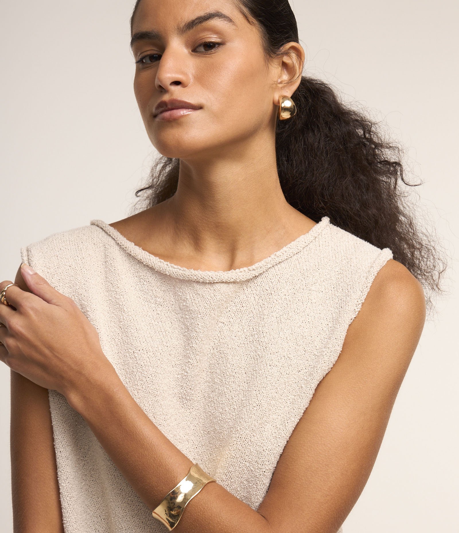 Blusa Sem Manga em Tricot com Decote Careca e Barra Assimétrica Bege 7