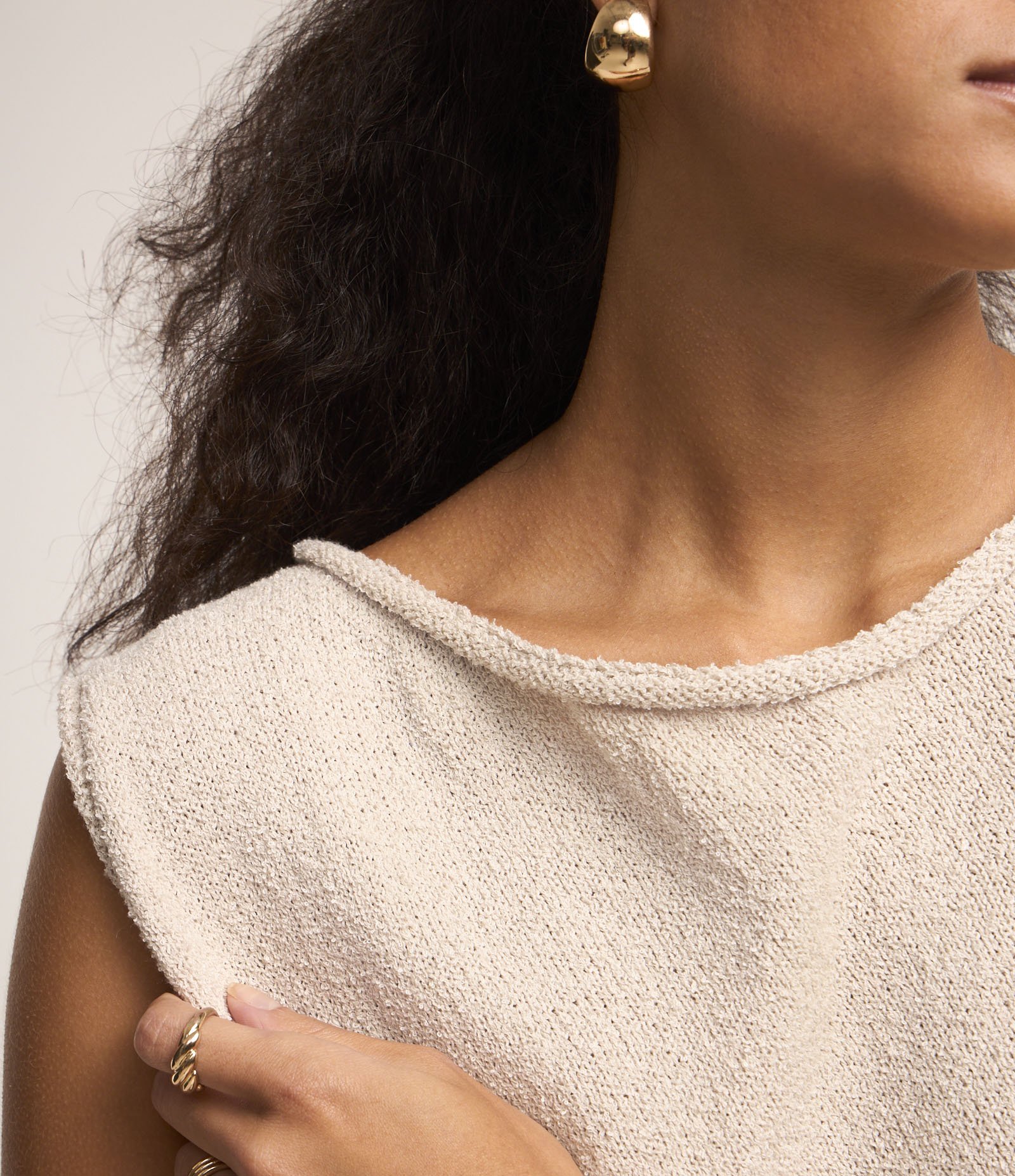 Blusa Sem Manga em Tricot com Decote Careca e Barra Assimétrica Bege 3