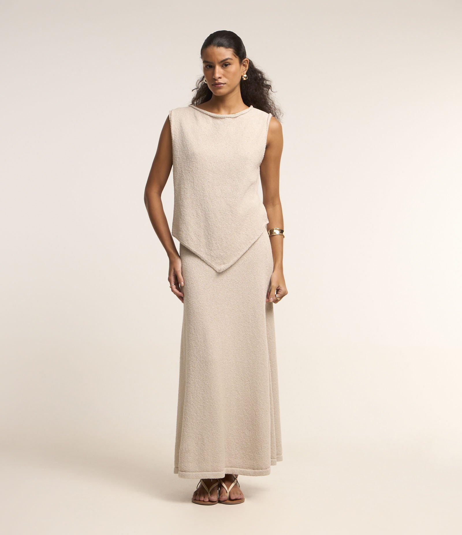 Blusa Sem Manga em Tricot com Decote Careca e Barra Assimétrica Bege 4