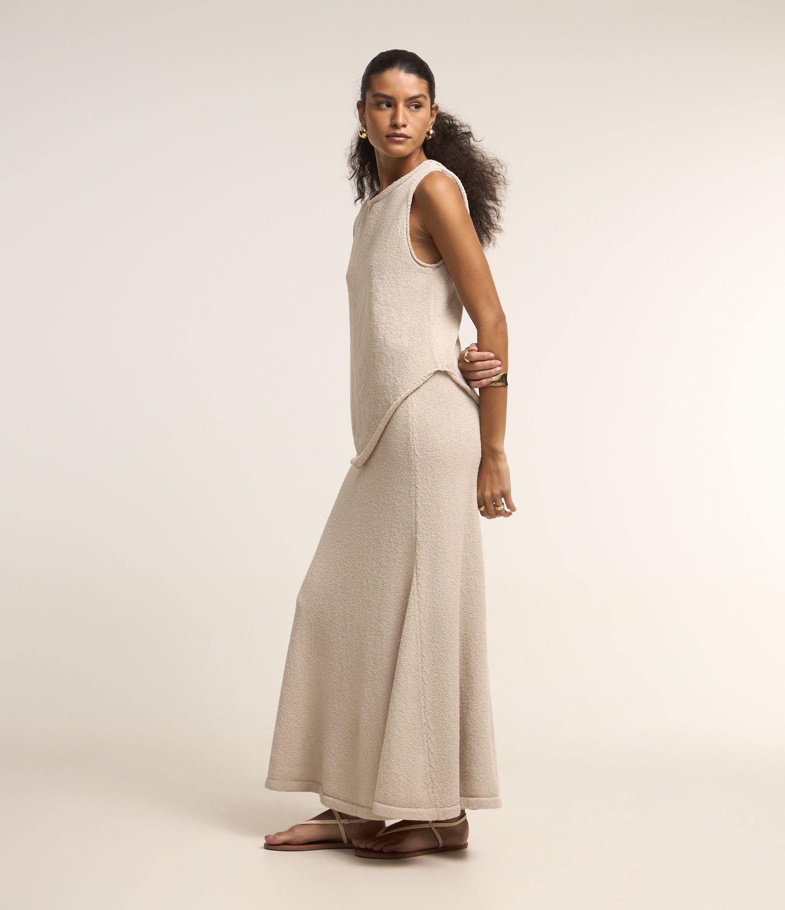 Blusa Sem Manga em Tricot com Decote Careca e Barra Assimétrica Bege 5