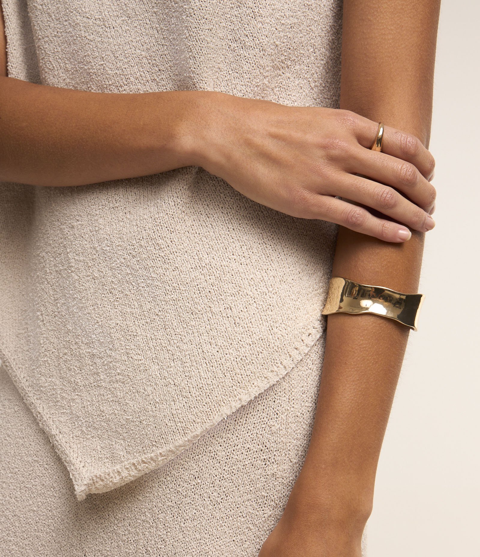 Blusa Sem Manga em Tricot com Decote Careca e Barra Assimétrica Bege 6