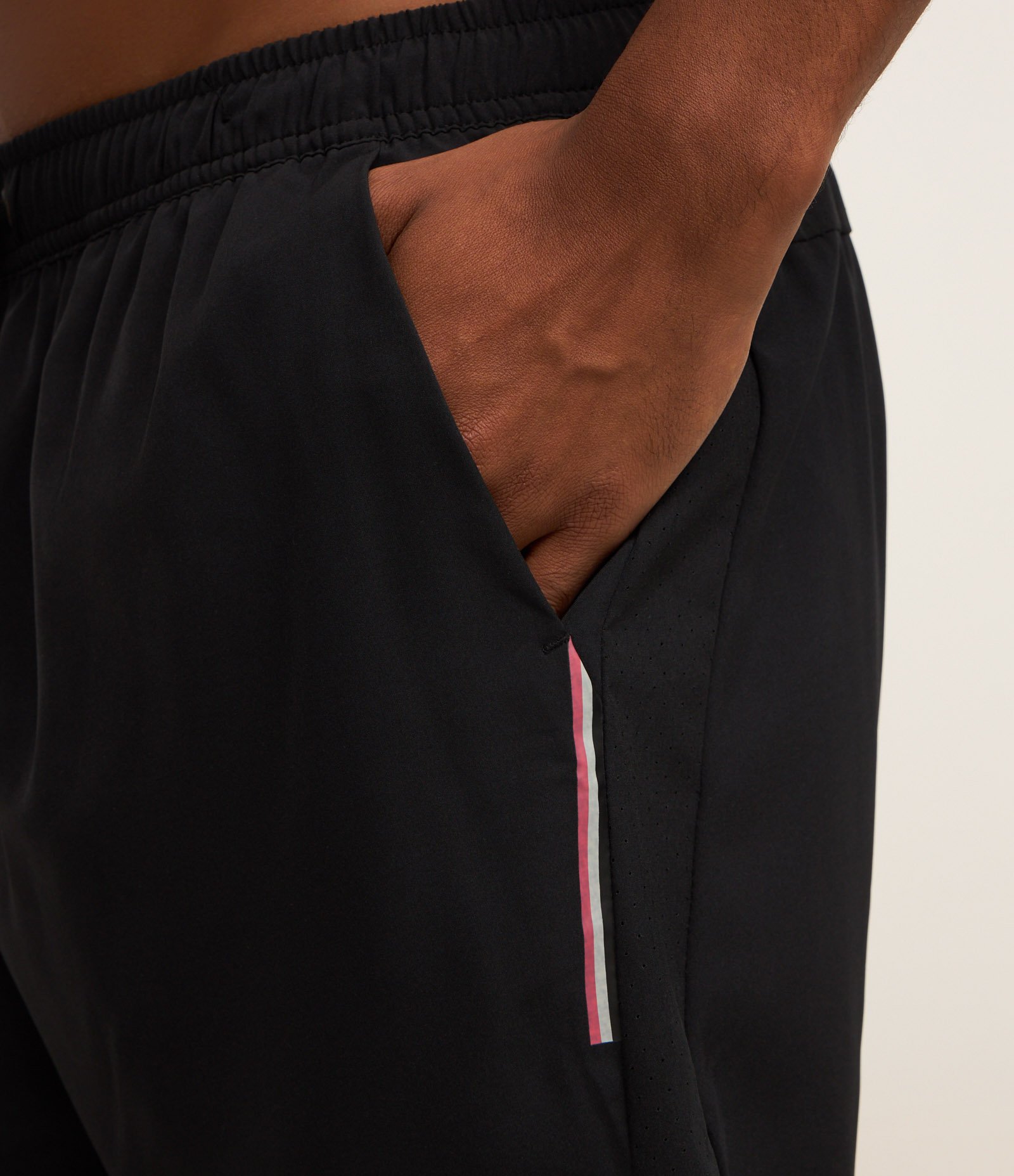 Bermuda Esportiva com Laser Cut e Print Lateral Preto 3