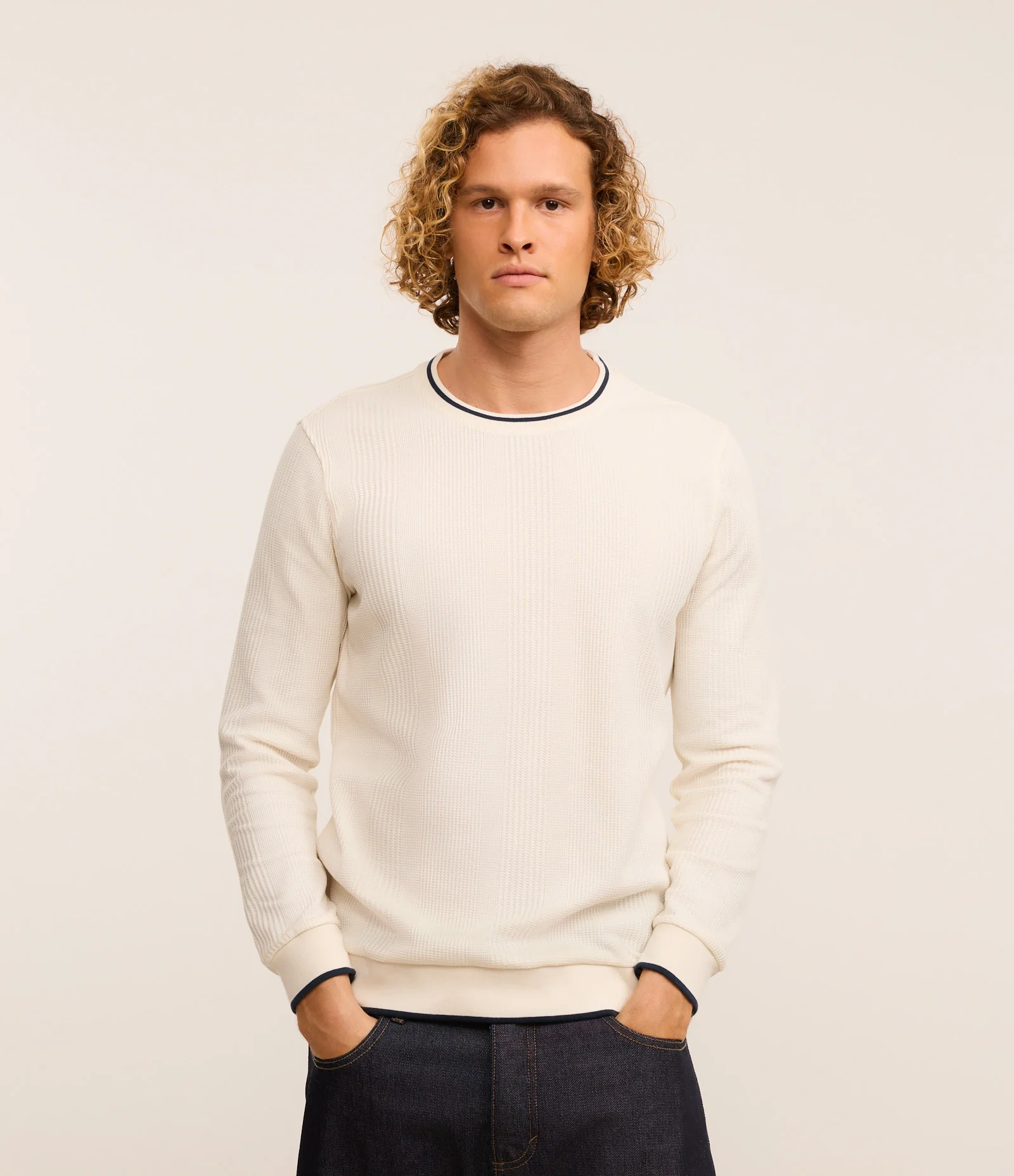 Camiseta Regular com Textura Vertical e Gola Contrastante Off White 1