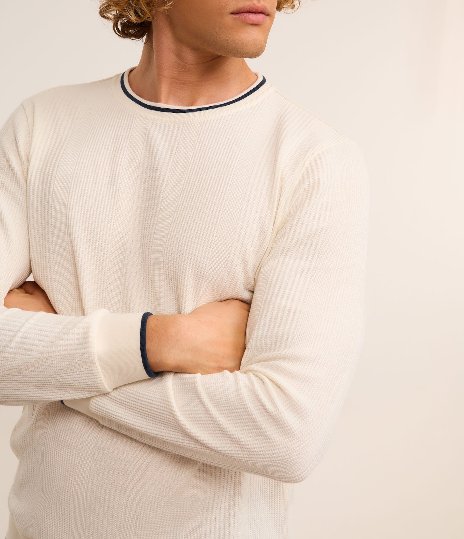 Camiseta Regular com Textura Vertical e Gola Contrastante Off White 3