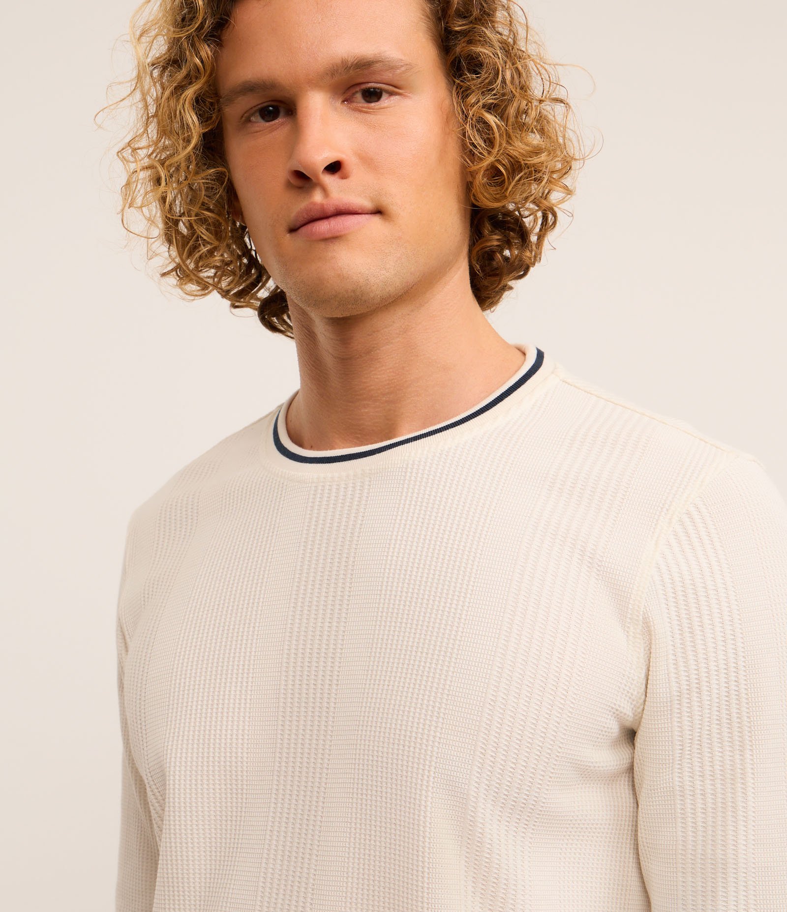 Camiseta Regular com Textura Vertical e Gola Contrastante Off White 4