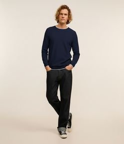 Camiseta Regular com Textura Vertical e Gola Contrastante