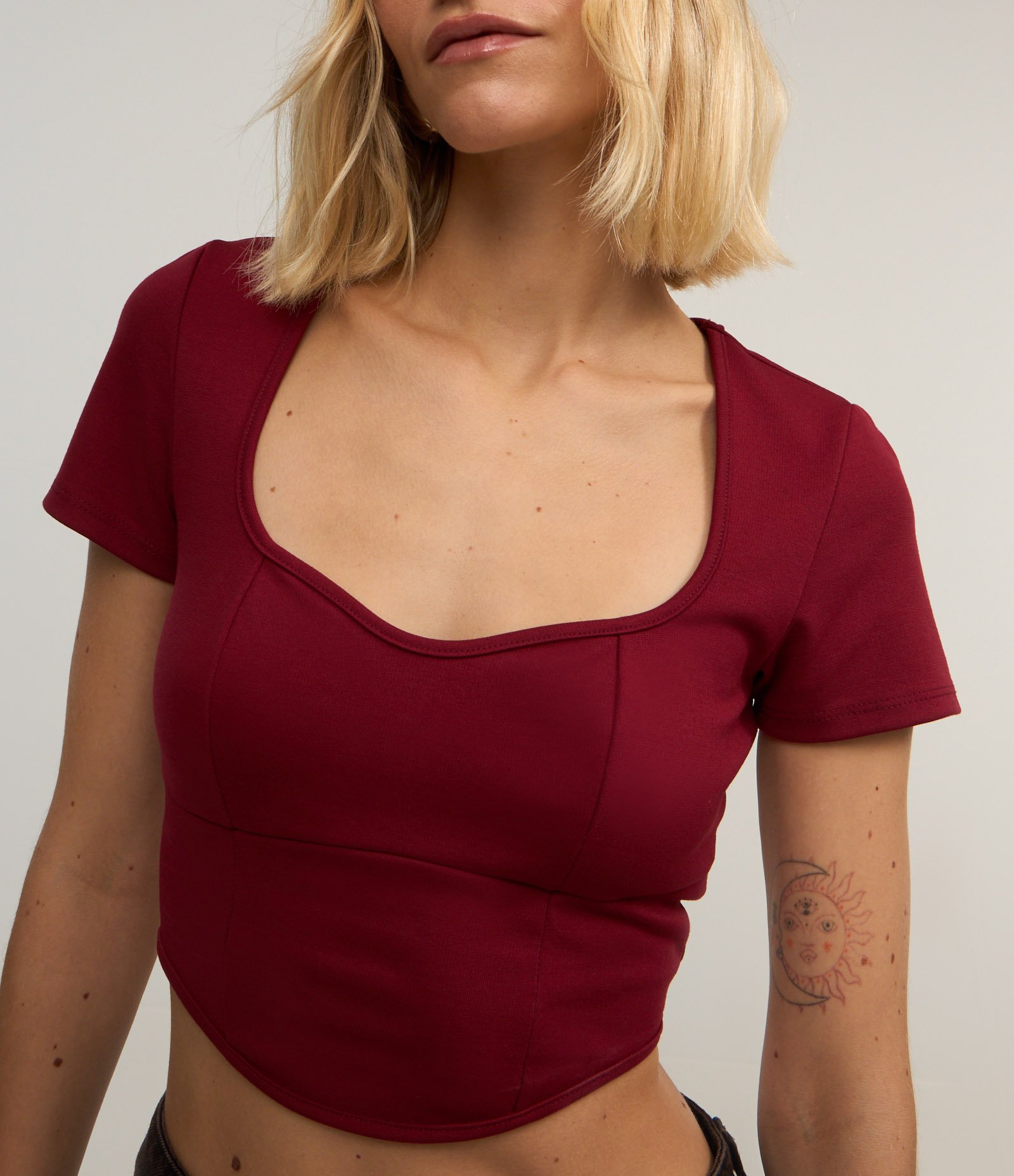 Blusa Cropped em Ponto Roma com Decote Coração Vinho 3
