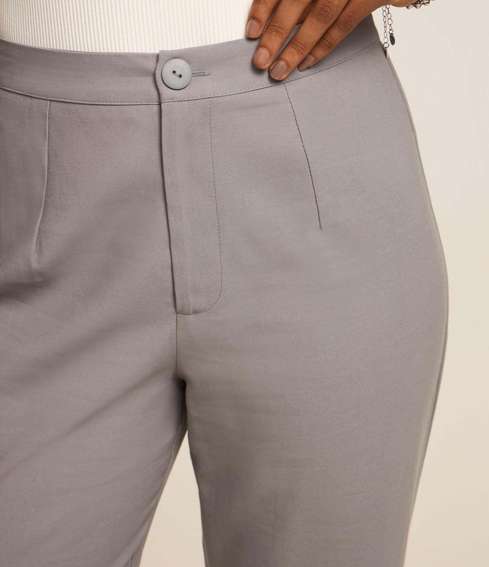 Calça Wide Leg em Alfaiataria com Botão Fosco Cinza 4