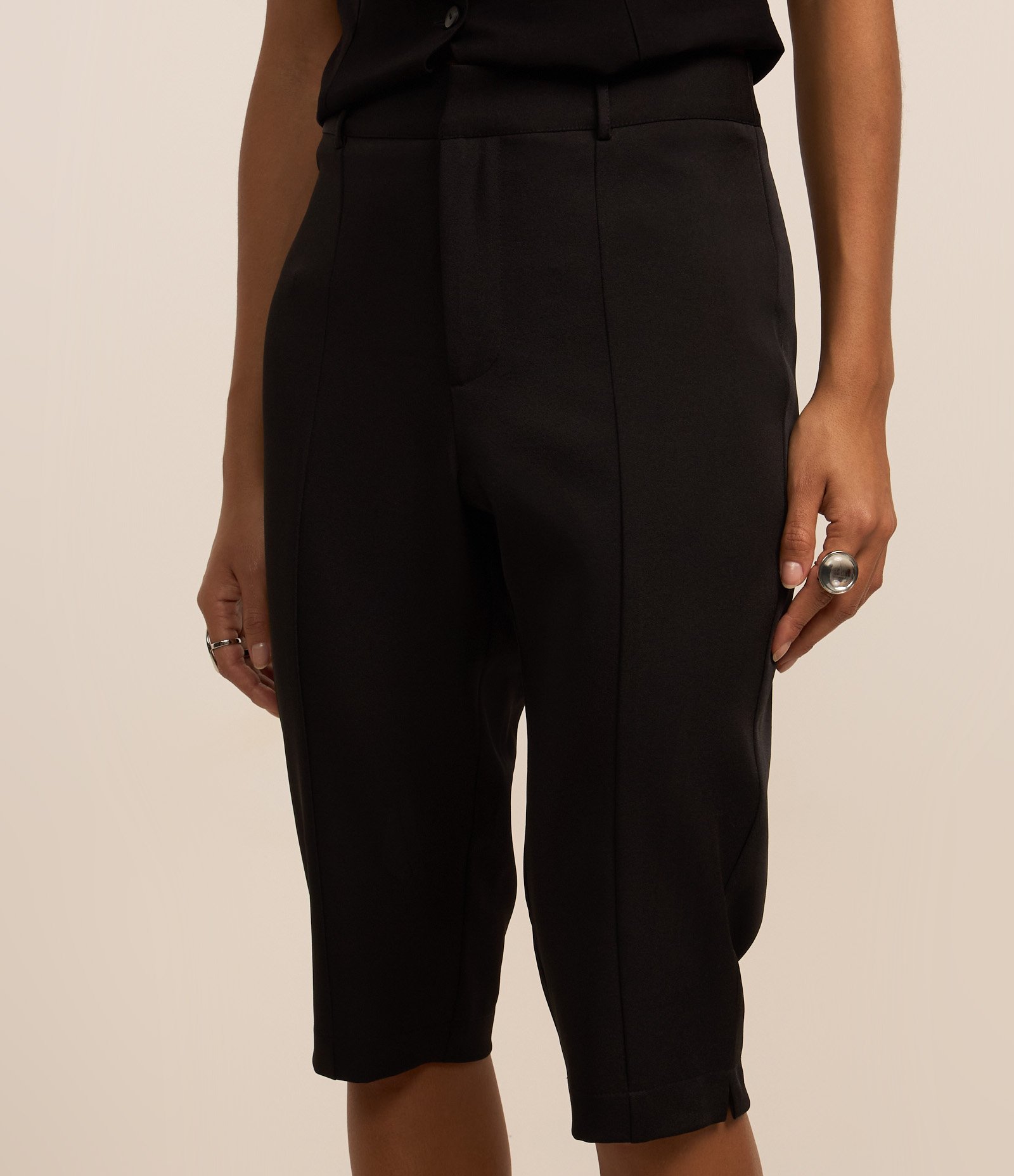 Calça Capri em Alfaiataria Preto 3